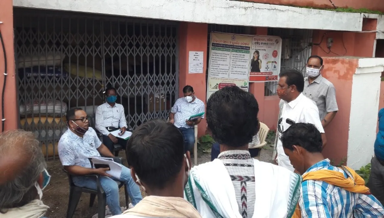  ଟୋକନ୍ ଲାପ୍ସ ଘଟଣା: ୬ ଦିନ ପରେ ଆନ୍ଦୋଳନରତ ଚାଷୀଙ୍କୁ ଭେଟିଲେ ଉପଜିଲ୍ଲାପାଳ