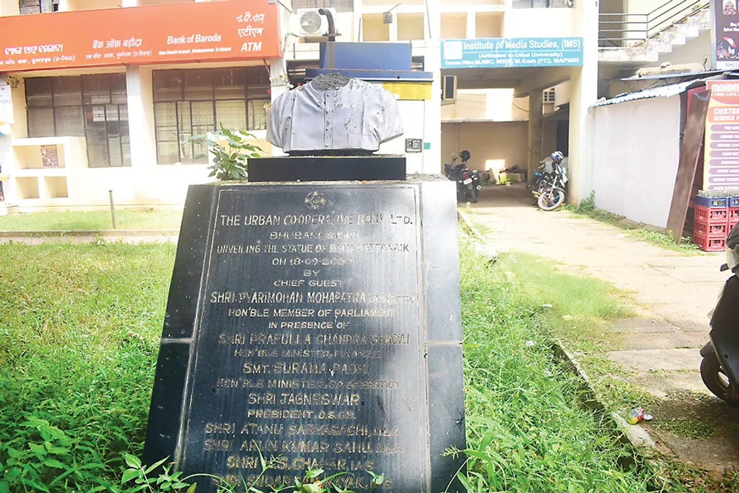  ପ୍ରବାଦ ପୁରୁଷଙ୍କୁ ସମ୍ମାନ ଏମିତି! ଫନି ପରଠୁ ମସ୍ତକବିହୀନ ବିଜୁବାବୁଙ୍କ ପ୍ରତିମୂର୍ତ୍ତି