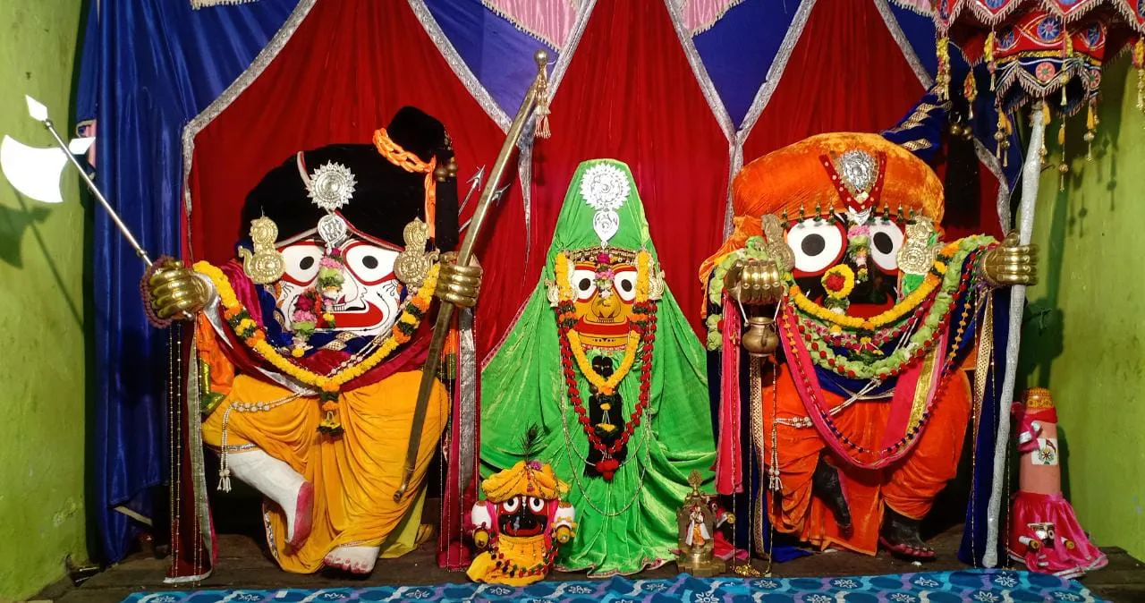  ଜୟପୁର ଆଡ଼ପମଣ୍ଡପରେ ଚତୁର୍ଦ୍ଧାମୂର୍ତ୍ତିଙ୍କ ବାମନ ଓ ପର୍ଶୁରାମ ଅବତାର ।