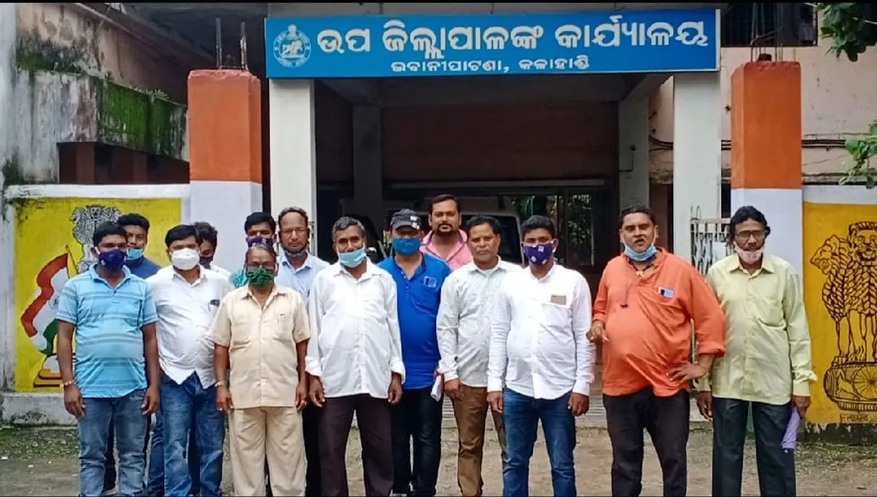 ଲାଞ୍ଜିଗଡ଼ ତହସିଲଦାରଙ୍କ ବଦଳି ଦାବି ଜୋର ଧରିଲା, ରାଜସ୍ୱ ମନ୍ତ୍ରୀଙ୍କୁ ଦାବିପତ୍ର ଦେଲେ ସ୍ଥାନୀୟ ବାସିନ୍ଦା