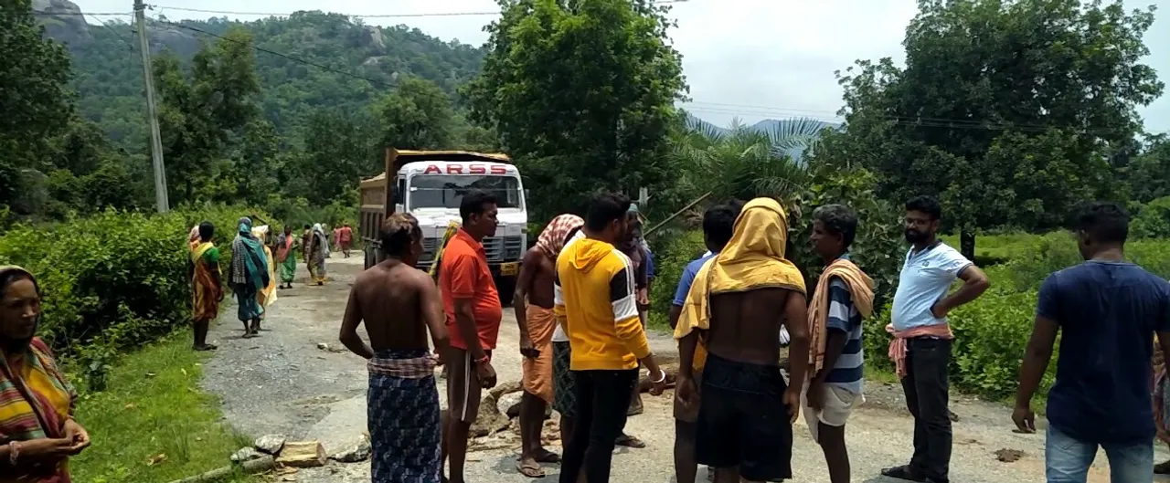 ଷ୍ଟୋନ୍‌ କ୍ରସରରୁ ମାଲ ପରିବହନକୁ ନେଇ ଉତ୍ତେଜନା, ପ୍ରତିବାଦରେ ରାସ୍ତା ଖୋଳି ଗାଡ଼ି ମଟର ବନ୍ଦ କଲେ ମହିଳା