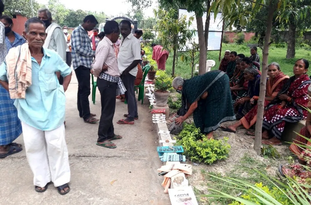  ସୁବର୍ଣ୍ଣପୁର: ଟିକା ପାଇଁ ପିଏଚ୍‌ସିରେ ରାତି ୨ଟାରୁ ଭିଡ଼, ଆଧାରକାର୍ଡ ରଖି ଲାଇନ୍‌ ଲଗାଉଛନ୍ତି ଲୋକେ