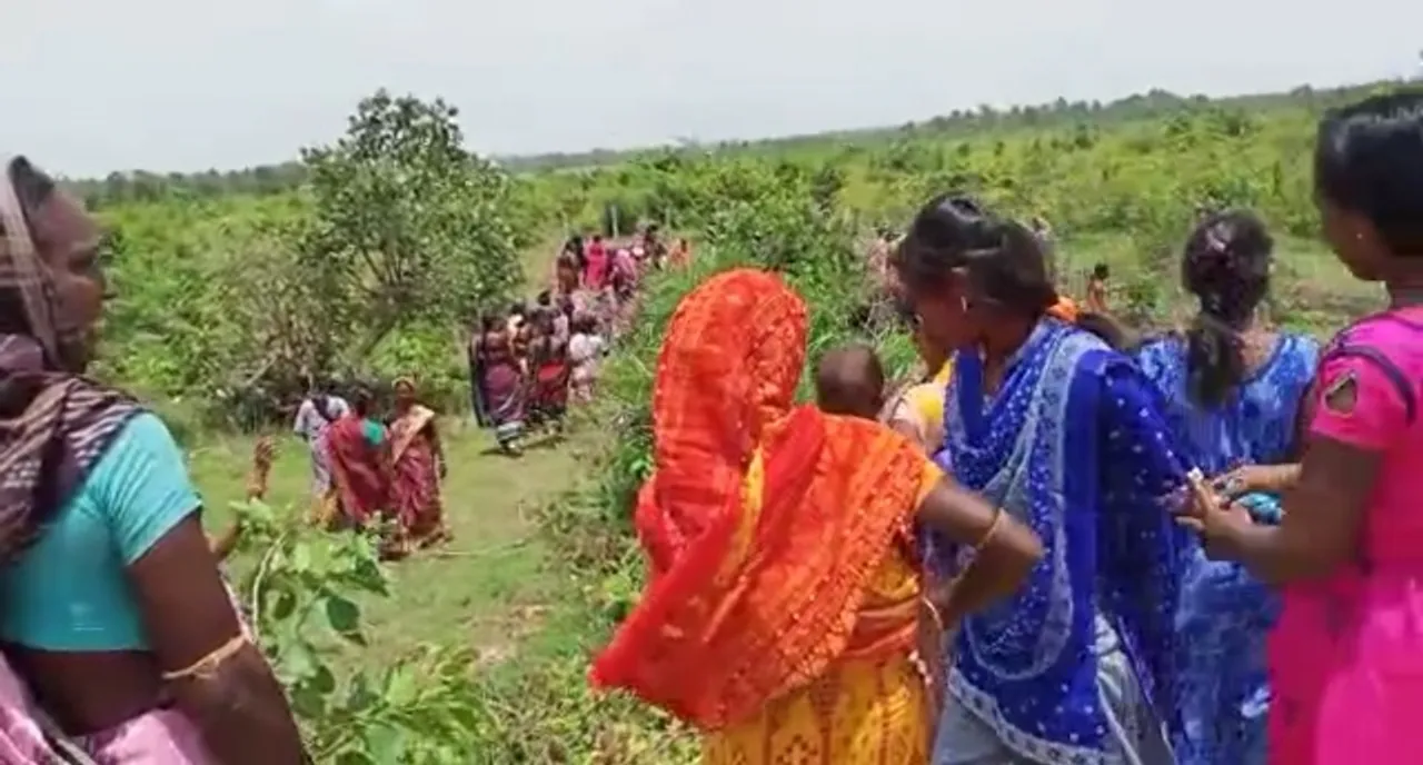  ମନ୍ତ୍ରୀ ରୋପିଲେ ଚାରା, ଉପାଡ଼ିଲେ ପଡ଼ାବାସୀ, ୮ ଜଣଙ୍କ ନାଁ’ରେ ମାମଲା