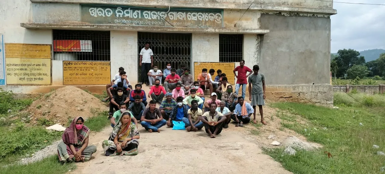  ପଞ୍ଚାୟତ ଅଫିସ୍‌ ଆଗରେ ଧାରଣା ଦେଲେ ଗ୍ରାମବାସୀ