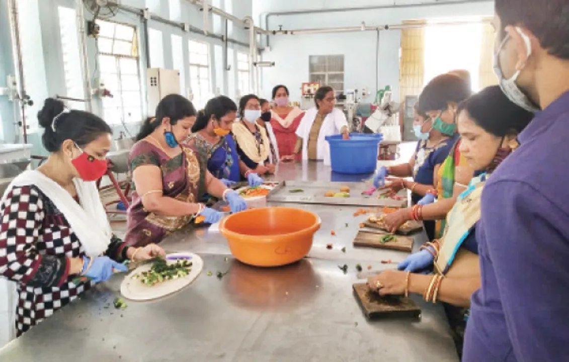 ଆହାର କେନ୍ଦ୍ରକୁ ଆଚାର ଯୋଗାଇ‌ବେ ତିନି ଏସ୍‌ଏଚ୍‌ଜି