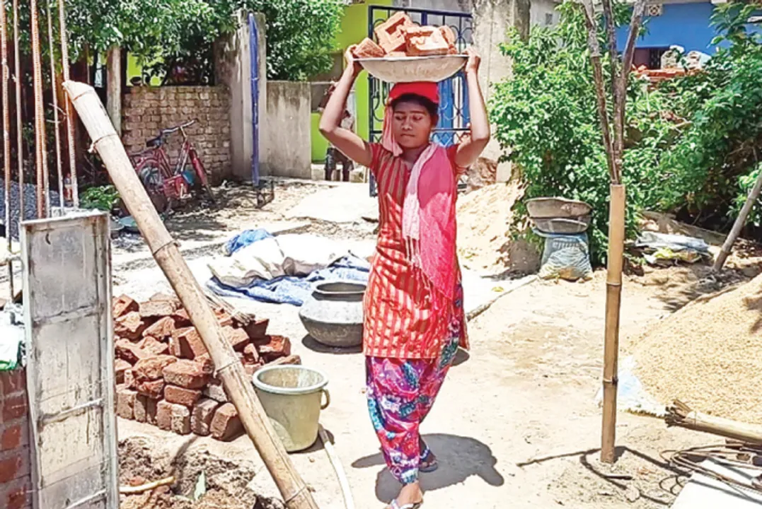  ପାଠ ପାଇଁ ମୂଲ ଲାଗୁଛନ୍ତି ମେଧାବୀ ଛାତ୍ରୀ
