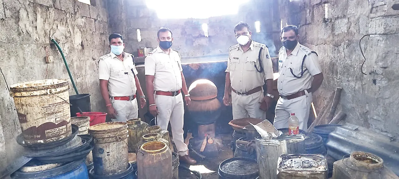  ସାଲିଆସାହିରୁ ୧୨ଶହ ଲିଟର ଦେଶୀ ମଦ ଜବତ, ୨୨ହଜାର ଲିଟର ପୋଚ ନଷ୍ଟ କଲା ଫ୍ଲାଇଂ ସ୍କ୍ବାଡ୍