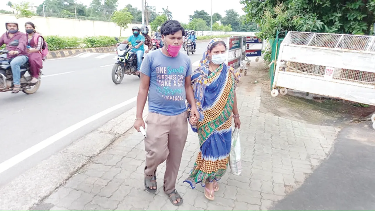  ନବୀନ ନିବାସ ଆଗରେ ବିଷ ପିଇ ଦିବ୍ୟାଙ୍ଗଙ୍କ ଆତ୍ମହତ୍ୟା ଉଦ୍ୟମ