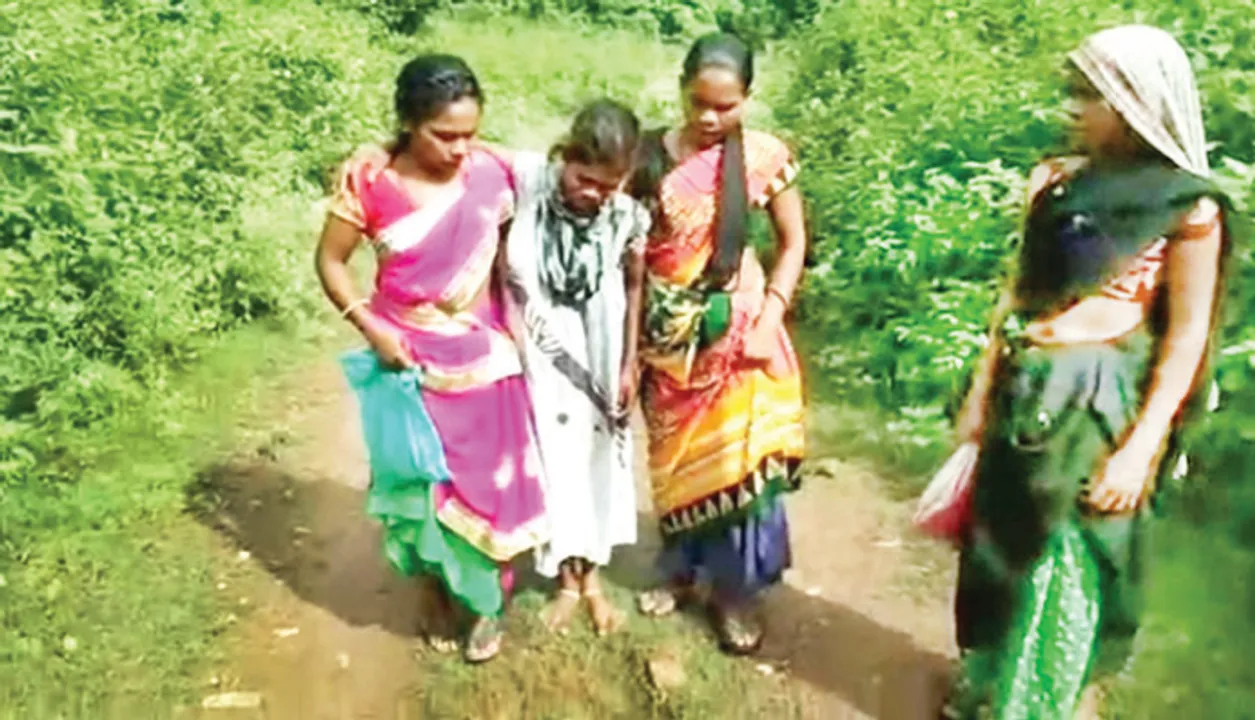  ୨ କିମି ଦୂରରେ ଅଟକିଲା ଆମ୍ବୁଲାନସ୍, କାନ୍ଧରେ ଭରାଦେଇ ୨ କିମି ଚାଲିଲେ ପ୍ରସୂତି