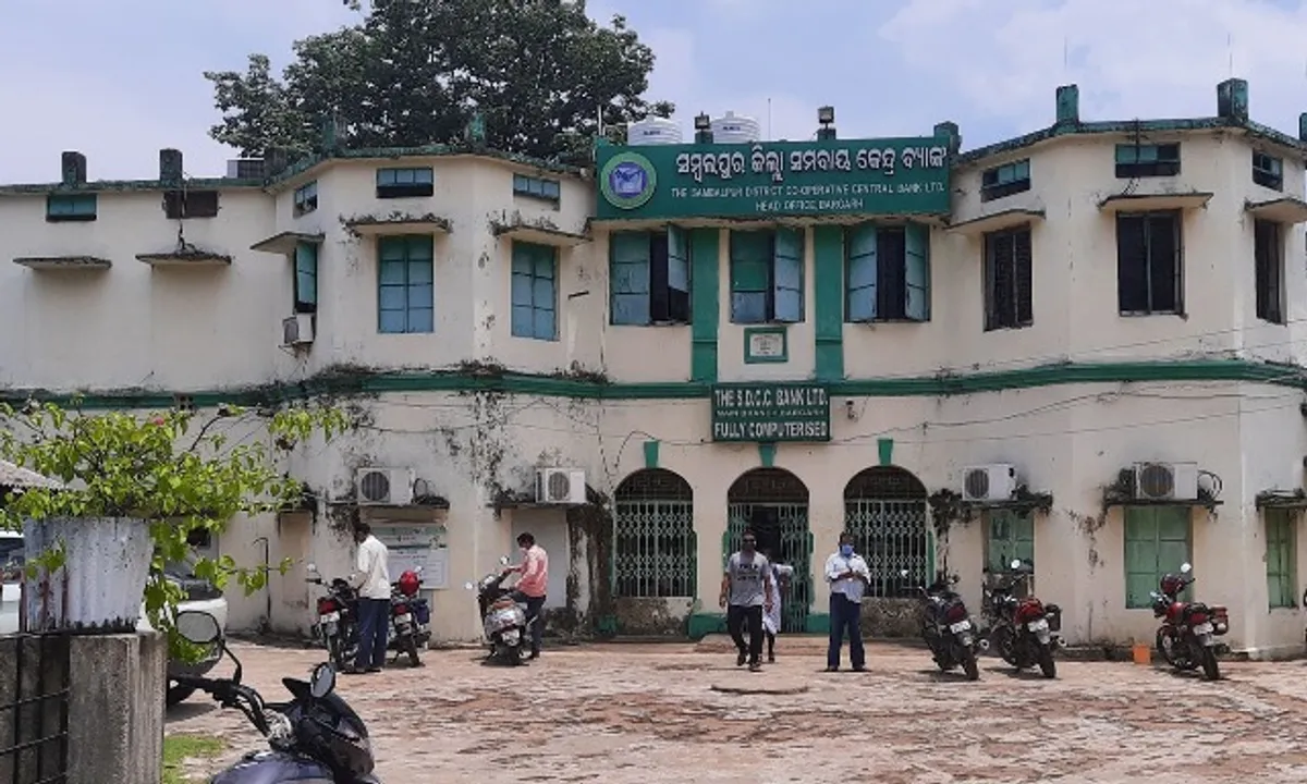  ବୀମା ଟଙ୍କାରୁ ସୁଧ ଖାଉଛି ସମବାୟ ବ୍ୟାଙ୍କ! ଚାଷୀଙ୍କୁ ମିଳୁୁନି, ଏପ୍ରିଲ୍‌ ମାସରୁ ପଡ଼ିରହିଛି ୪୨ କୋଟି