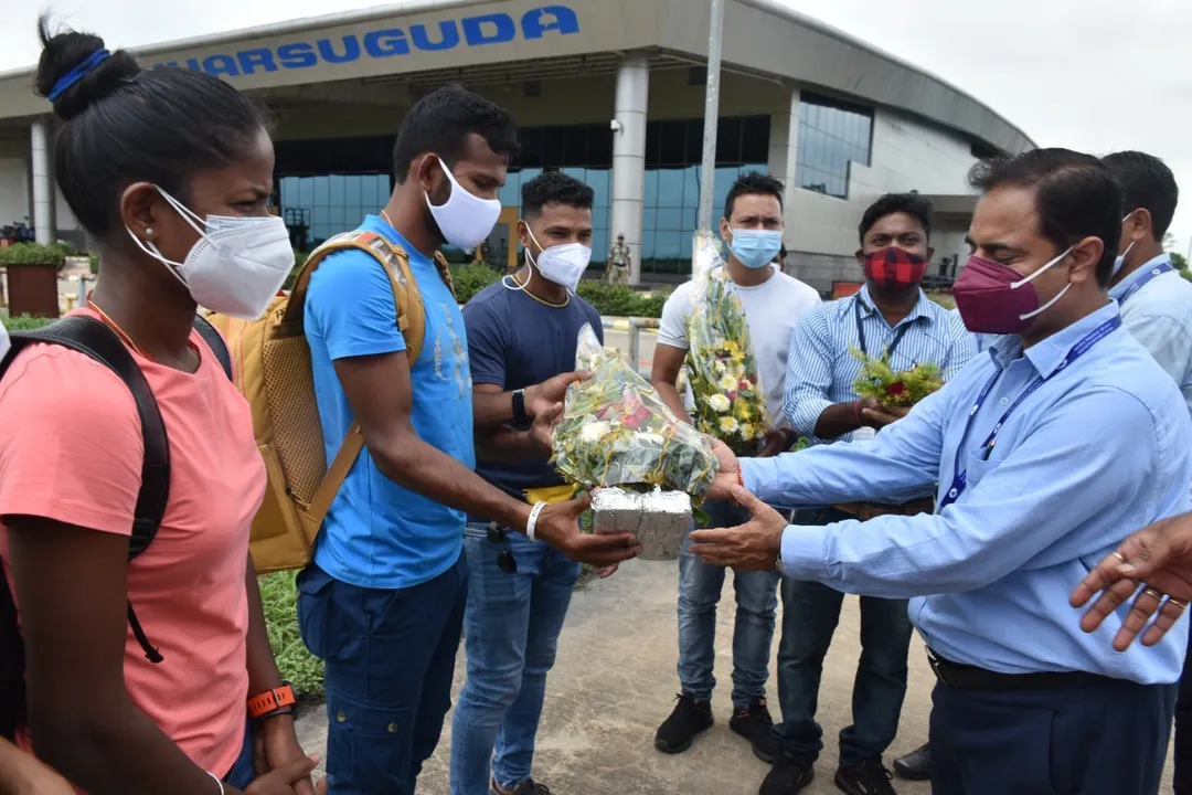  ଝାରସୁଗୁଡ଼ା ବୀର ସୁରେନ୍ଦ୍ର ସାଏ ବିମାନ ବନ୍ଦରରେ ଅଲିମ୍ପିକ  ହକି ତାରକାଙ୍କୁ ସ୍ୱାଗତ