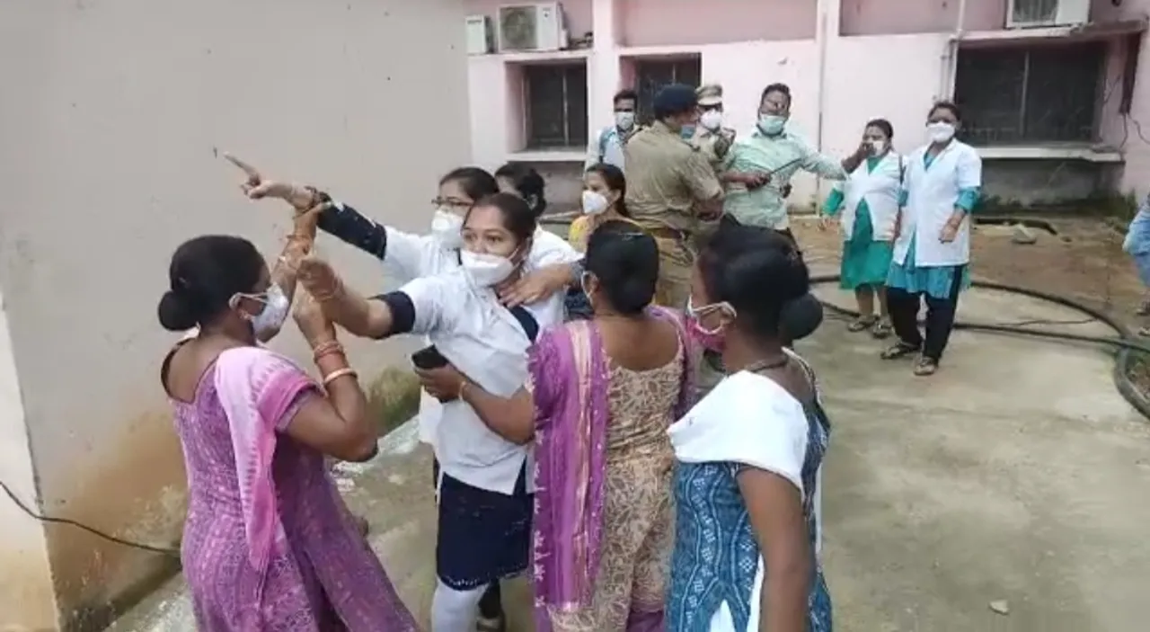  ସଚିବଙ୍କ ଗସ୍ତ ସମୟରେ କୋଭିଡ୍‌ ଯୋଦ୍ଧାଙ୍କ ନାରାବାଜି, ‘ପଇସା ନିଅ, ସ୍ଥାୟୀ ଚାକିରି ଦିଅ’