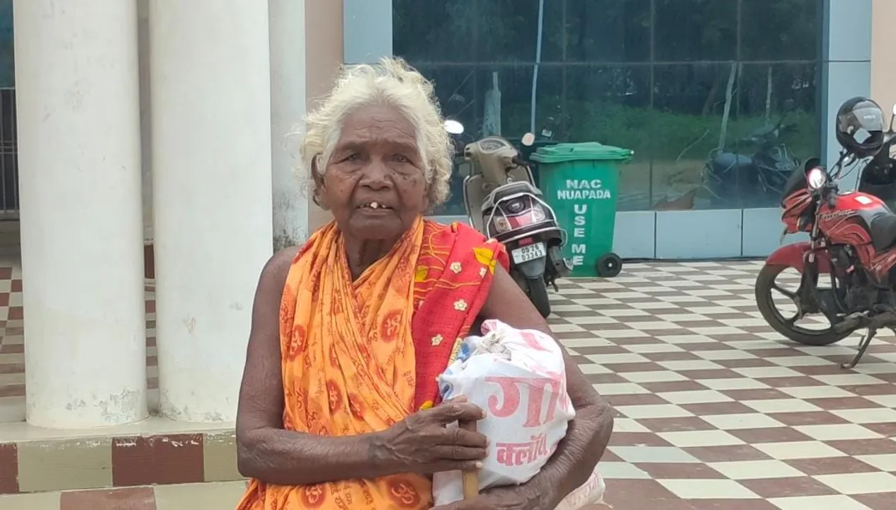  ଚାଉଳ ମୁଠାଏ ପାଇଁ ୨୫ କିମି ଚାଲିଲେ ୭୦ ବର୍ଷୀୟା ବୃଦ୍ଧା, ଜିଲ୍ଲାପାଳଙ୍କୁ ଭେଟି ନପାରି ନିରାଶ