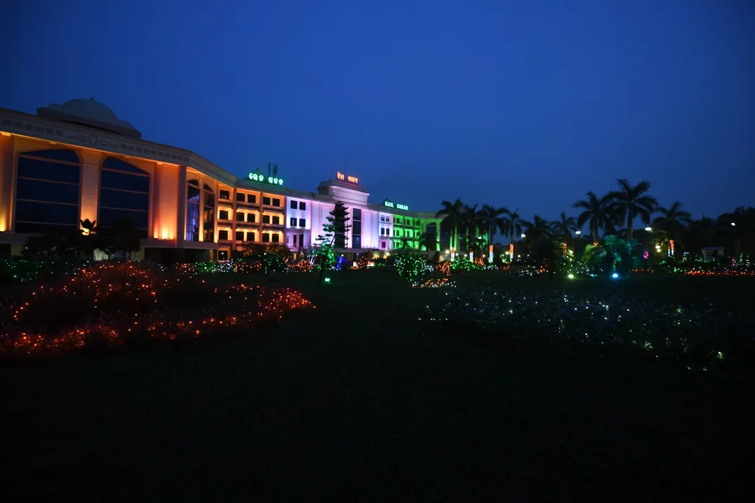  ଭୁବନେଶ୍ୱର: ୭୫ ତମ ସ୍ୱାଧୀନତା ଦିବସ ପୂର୍ବ ସନ୍ଧ୍ୟାରେ ରଂଗୀନ ଆଲୋକରେ ସୁସଜ୍ଜିତ ରେଳ ସଦନ।