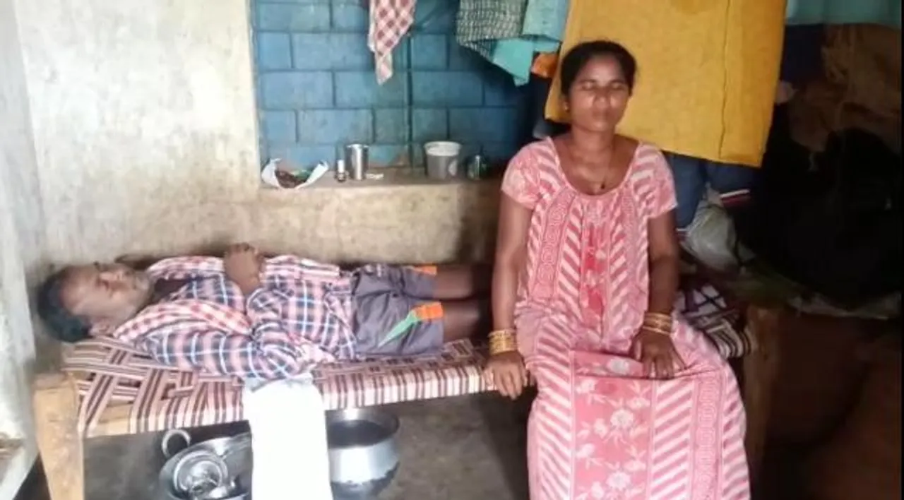  ଚିକିତ୍ସା ପାଇଁ ବନ୍ଧକ ରଖିଲେ ଆବାସ ଘର, ଟଙ୍କା ଫେରାଇ ନପାରି ପରିତ୍ୟକ୍ତ ଘରେ ନେଇଛନ୍ତି ଆଶ୍ରୟ