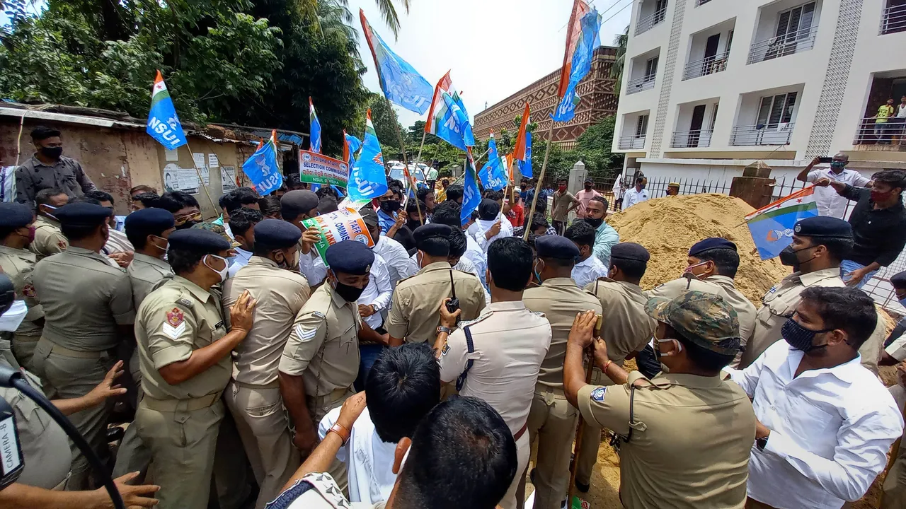  ଚାକିରି କେଳେଙ୍କାରି: ଷ୍ଟାଫ୍‌ ସିଲେକ୍ସନ୍ କାର୍ଯ୍ୟାଳୟ ସମ୍ମୁଖରେ ଗର୍ଜିଲା ଛାତ୍ର କଂଗ୍ରେସ, ପୁଲିସ ସହ ଧସ୍ତାଧସ୍ତି, ୫୦ ଗିରଫ