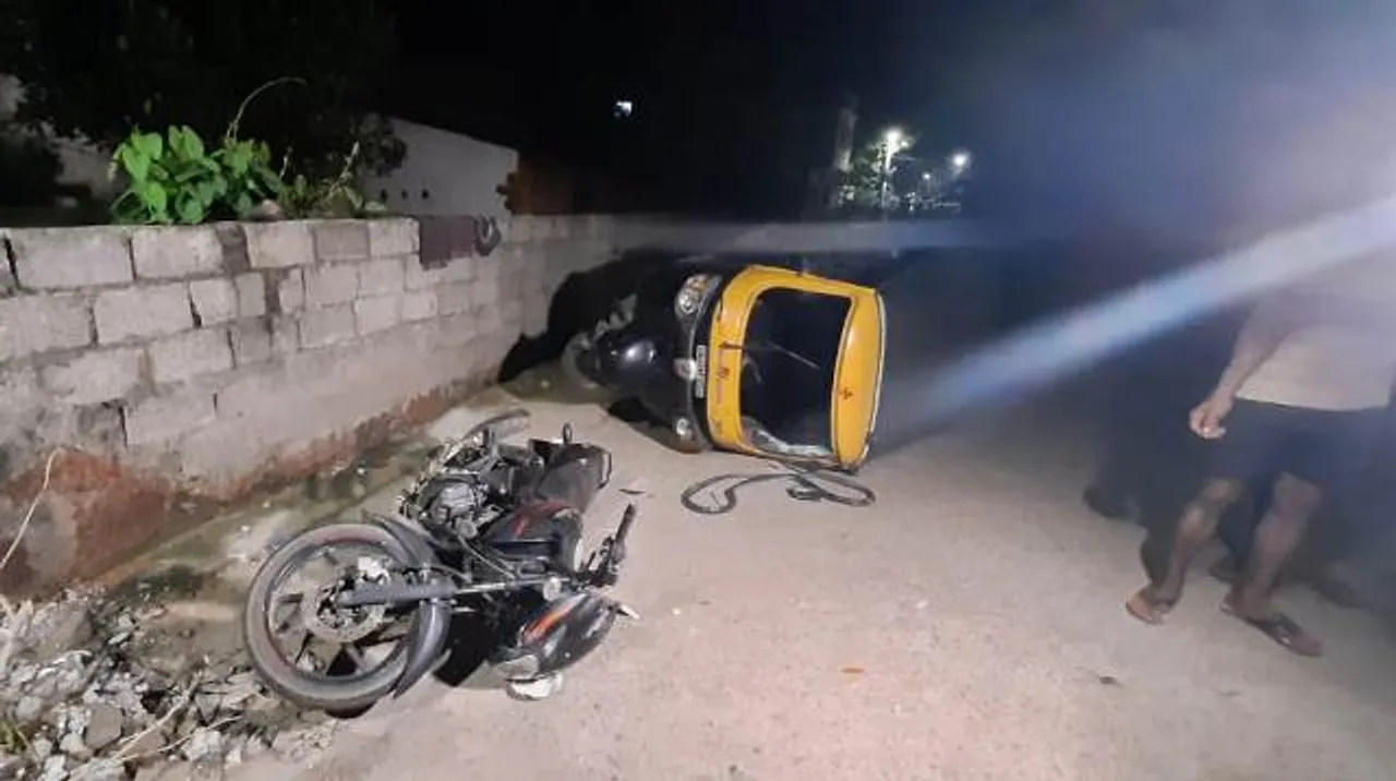  ଭୁବନେଶ୍ୱର: ପଳାଶୁଣୀର ମୁଣ୍ଡାସାହିରେ ଗୋଷ୍ଠୀ ସଂଘର୍ଷ, ଯାନବାହାନ ଭଙ୍ଗାରୁଜା। (ଫଟୋ: ବିଭୂତି)