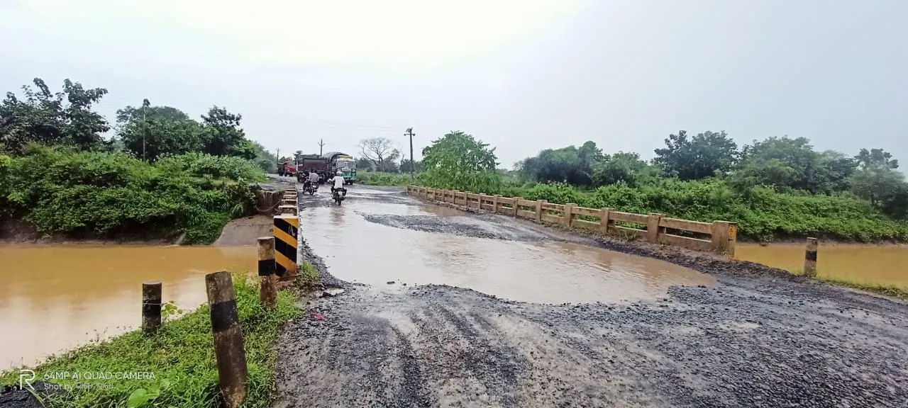  ଆମର ବିକାଶ ଏମିତି: ଗୁଡ଼ିଆକାଟିଣି-ହିନ୍ଦୋଳ ରାସ୍ତାର ରେଙ୍ଗାଳି କେନାଲ ଉପରେ ପୋଲର ଅବସ୍ଥା। (ଫଟୋ: ରବି)