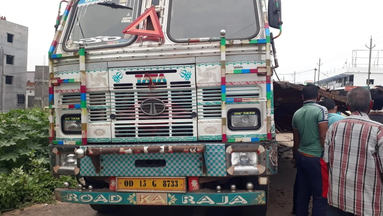  ଟ୍ରକ୍‌ରୁ ମାର୍ବଲ ଓହ୍ଲାଇବା ବେଳେ ଚାପିହୋଇ ଦୁଇ ଶ୍ରମିକଙ୍କ ମୃତ୍ୟୁ, କ୍ଷତିପୂରଣ ଦାବିରେ ଜାତୀୟ ରାଜପଥ ଅବରୋଧ