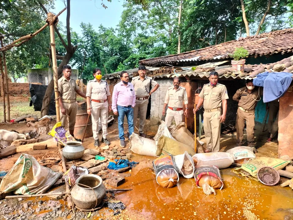  ସୀମାନ୍ତ ଗାଁରେ ଅବକାରୀ ଚଢ଼ଉ: ବିପୁଳ ପରିମାଣ ମଦ, ମହୁଲ ପୋଚ ଜବତ