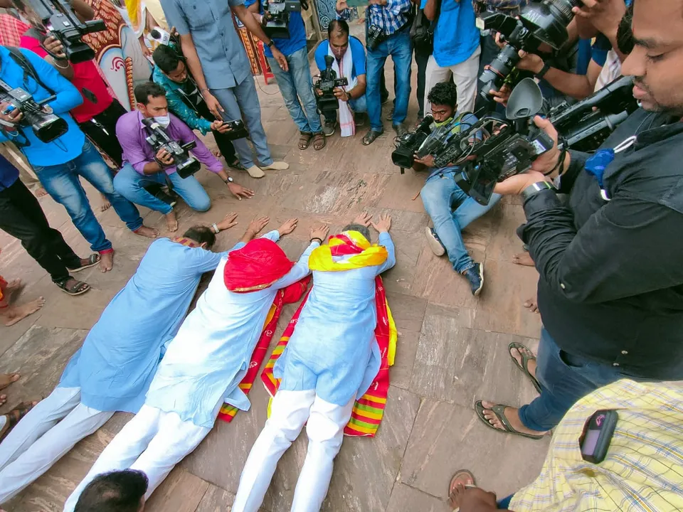  ପୁରୀ: ମହାପ୍ରଭୁଙ୍କୁ ଆଭୂମି ପ୍ରଣିପାତ କଲେ ଦୁଇ କେନ୍ଦ୍ରମନ୍ତ୍ରୀ ଧର୍ମେନ୍ଦ୍ର ପ୍ରଧାନ ଓ ଅଶ୍ବିନୀ ବୈଷ୍ଣବ