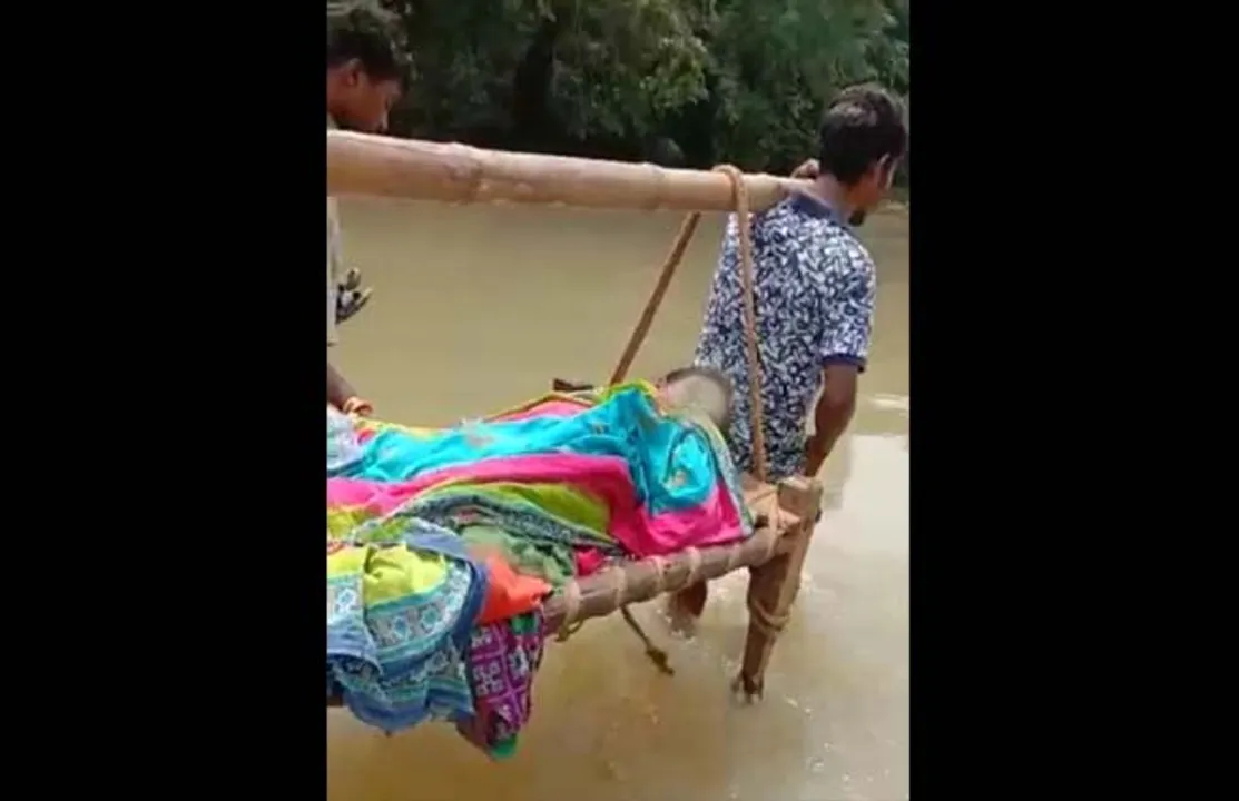  ନଦୀ ଆର ପାଖରେ ଆମ୍ବୁଲାନ୍ସ, ଖଟିଆରେ ବୁହାହେଲେ ପ୍ରସୂତି