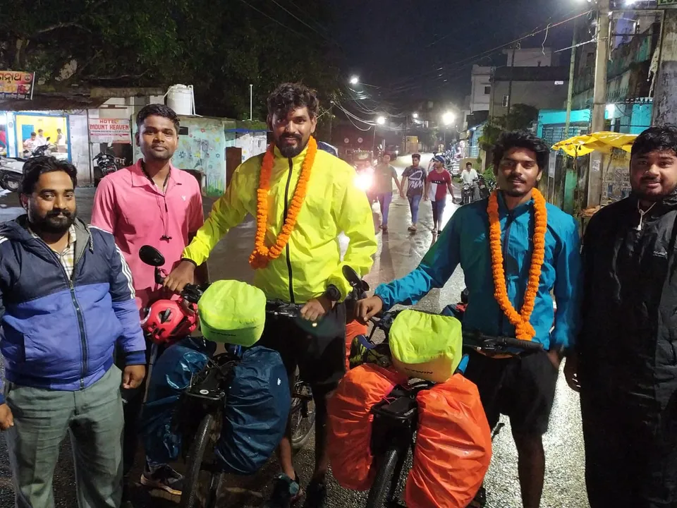  ରେକର୍ଡ ନିଶା : ୨୦୦ ଦିନରେ ୨୪ ହଜାର କିଲୋମିଟର ଅତିକ୍ରମ ଲକ୍ଷ୍ୟରେ ଦୁଇ ଯୁବକ 