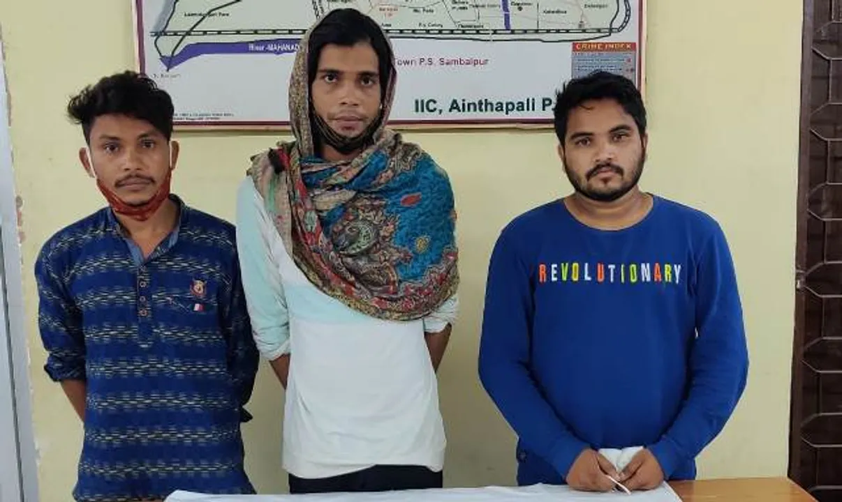  ସମ୍ବଲପୁରରେ ଦେଶୀ ସାଇବର୍‌ ଲୁଟେରା: ମନ୍ତ୍ରୀ ବୋଲି ପରିଚୟ ଦେଲେ, କାଳୀ ପୂଜା କରିବାକୁ କହି ୨୫ ହଜାର ଲୁଟିନେଲେ