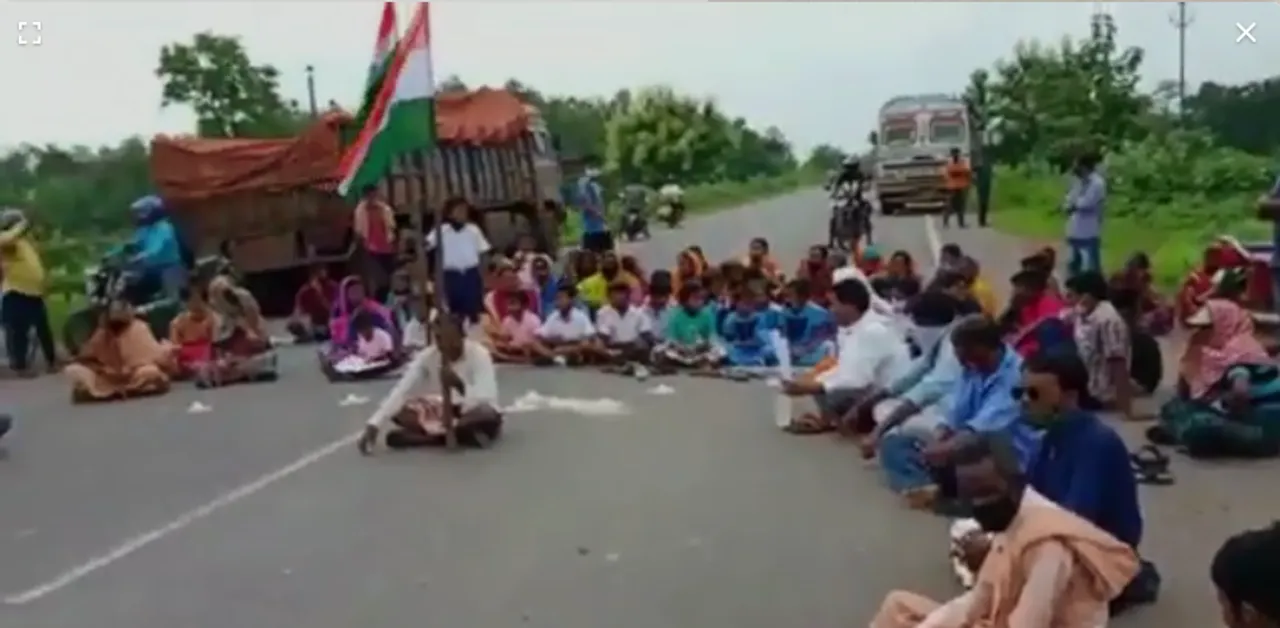  ଦୁର୍ଗମ ଅଞ୍ଚଳରୁ ସ୍କୁଲ ଉଠିଯିବା ନେଇ ଗ୍ରାମବାସୀଙ୍କ ରାସ୍ତା ଅବରୋଧ ,ଛାତ୍ରଛାତ୍ରୀ ରାସ୍ତା ଉପରେ ପଢିଲେ ପାଠ