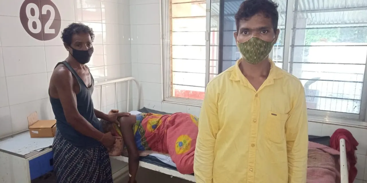  ଖଟିଆରେ ବୁହାହେଲେ ବୃଦ୍ଧା, କାନ୍ଧରେ ବୋହି ଆଣିଲେ ଆମ୍ବୁଲାନ୍ସ୍ କର୍ମଚାରୀ