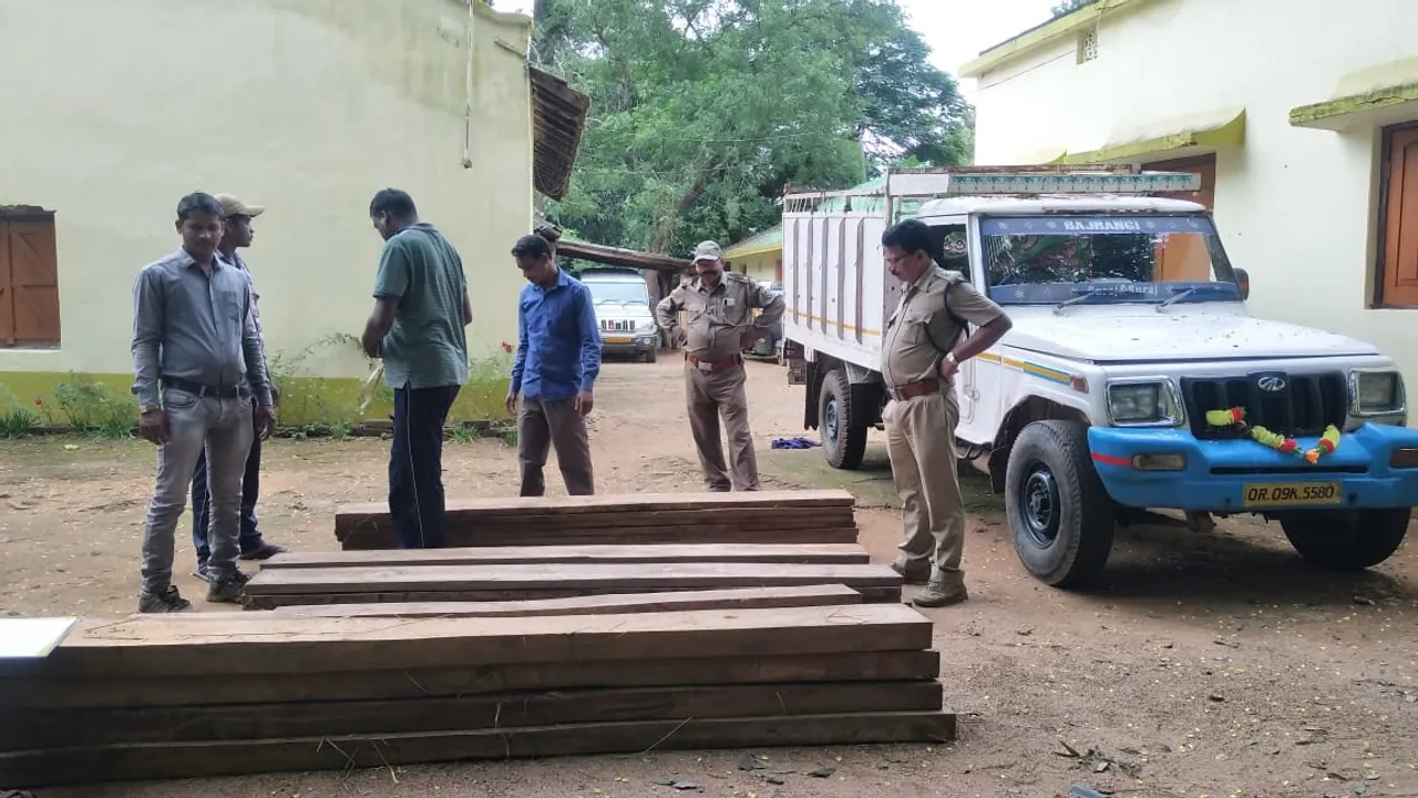  ଶାଳକାଠ ବୋଝେଇ ପିକ୍‌ଅପ୍‌ ଭ୍ୟାନ୍‌ ଜବତ