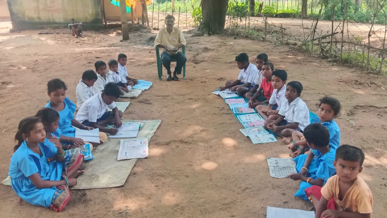  ଏ କି ପ୍ରକାର ଶିକ୍ଷାଦାନ! କୋଭିଡ ନିୟମ ଉଲ୍ଲଙ୍ଘନ କରି କୁନିକୁନି ପିଲାଙ୍କୁ ଦିଆ ଯାଉଛି ରାସ୍ତା ଉପରେ ଶିକ୍ଷାଦାନ 