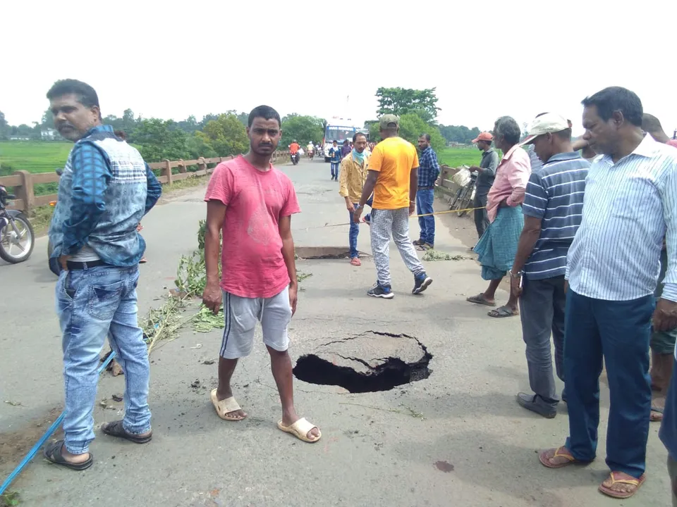  ୪୯ନମ୍ବର ଜାତୀୟ ରାଜପଥ ପୋଲରେ ଗର୍ତ୍ତ: ୬ ଘଣ୍ଟା ଅଟକିଲା ଶତାଧିକ ଗାଡ଼ି