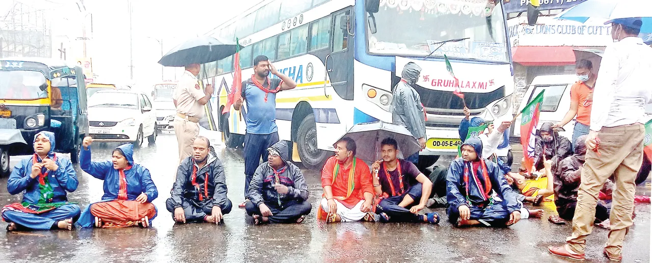  ପାର୍ବଣରେ ୪ ଫୁଟ୍ ମୂର୍ତ୍ତି, ମଣ୍ଡପରେ ପରଦା ନିୟମର ପ୍ରତିବାଦ: କଟକ ସଂପୂର୍ଣ୍ଣ ବନ୍ଦ