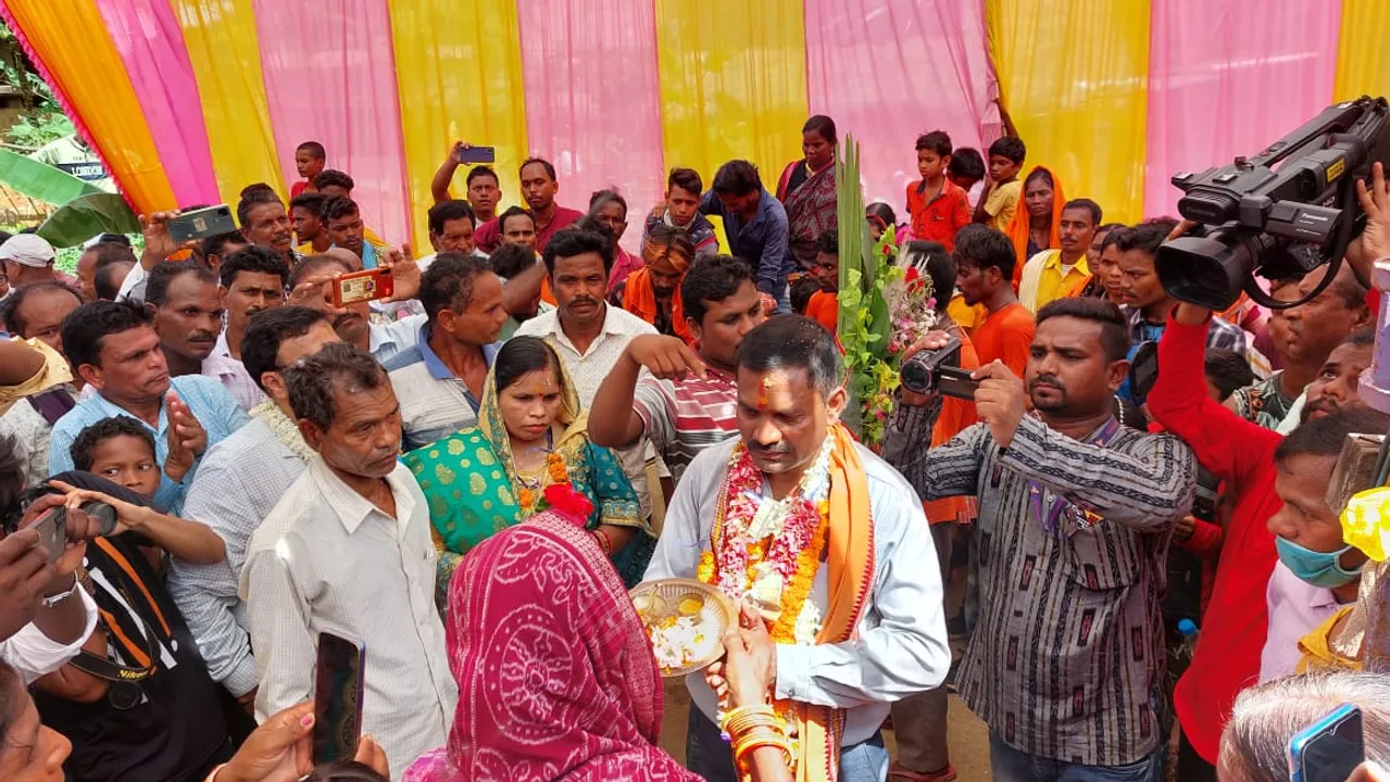  ଅବସରପ୍ରାପ୍ତ ଯବାନଙ୍କୁ ଗ୍ରାମରେ ଭବ୍ୟ ସମ୍ବର୍ଦ୍ଧନା