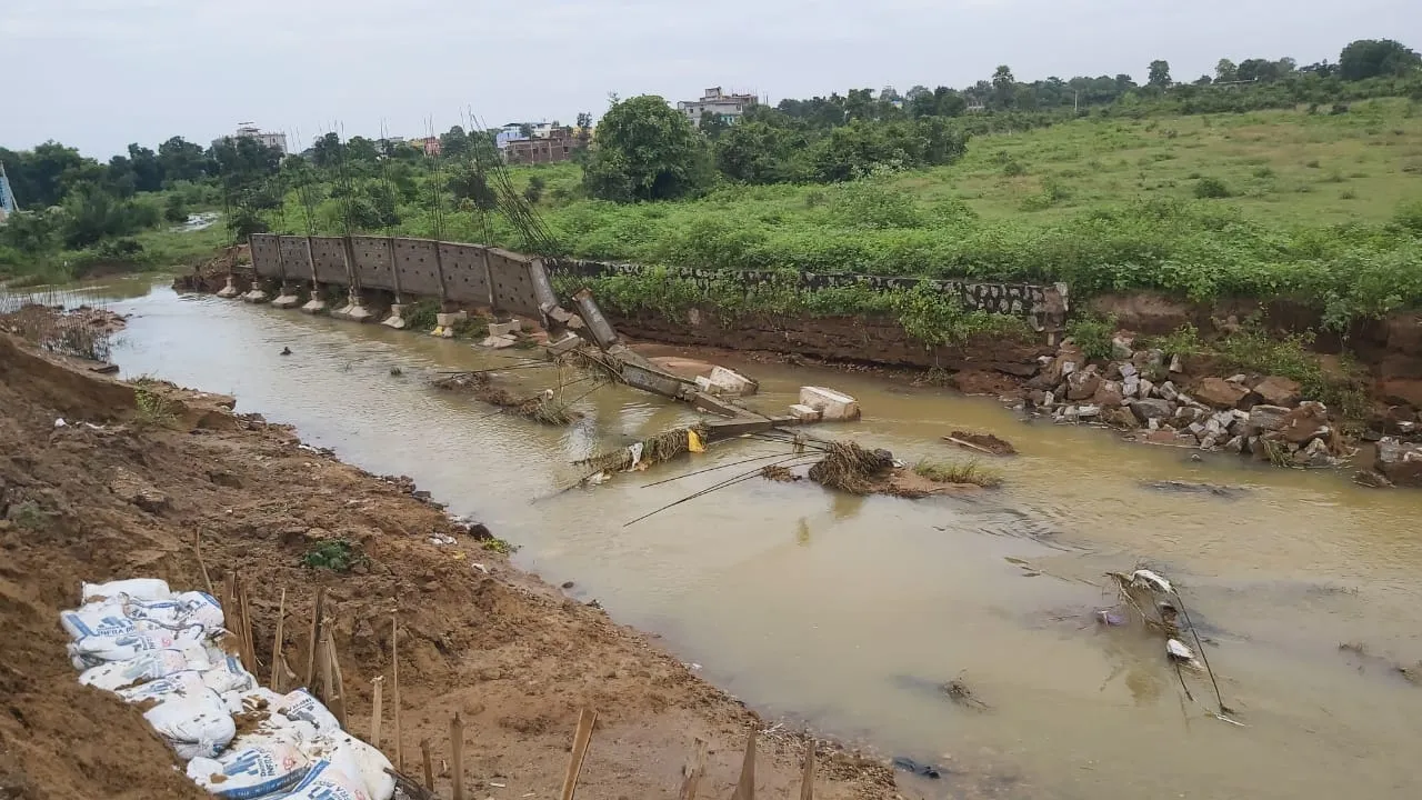  ବର୍ଷାରେ ଭାଙ୍ଗିଲା ମାତୃ ଓ ଶିଶୁ ସ୍ବାସ୍ଥ୍ୟ କେନ୍ଦ୍ର ନିର୍ମାଣାଧୀନ ପାଚେରି  