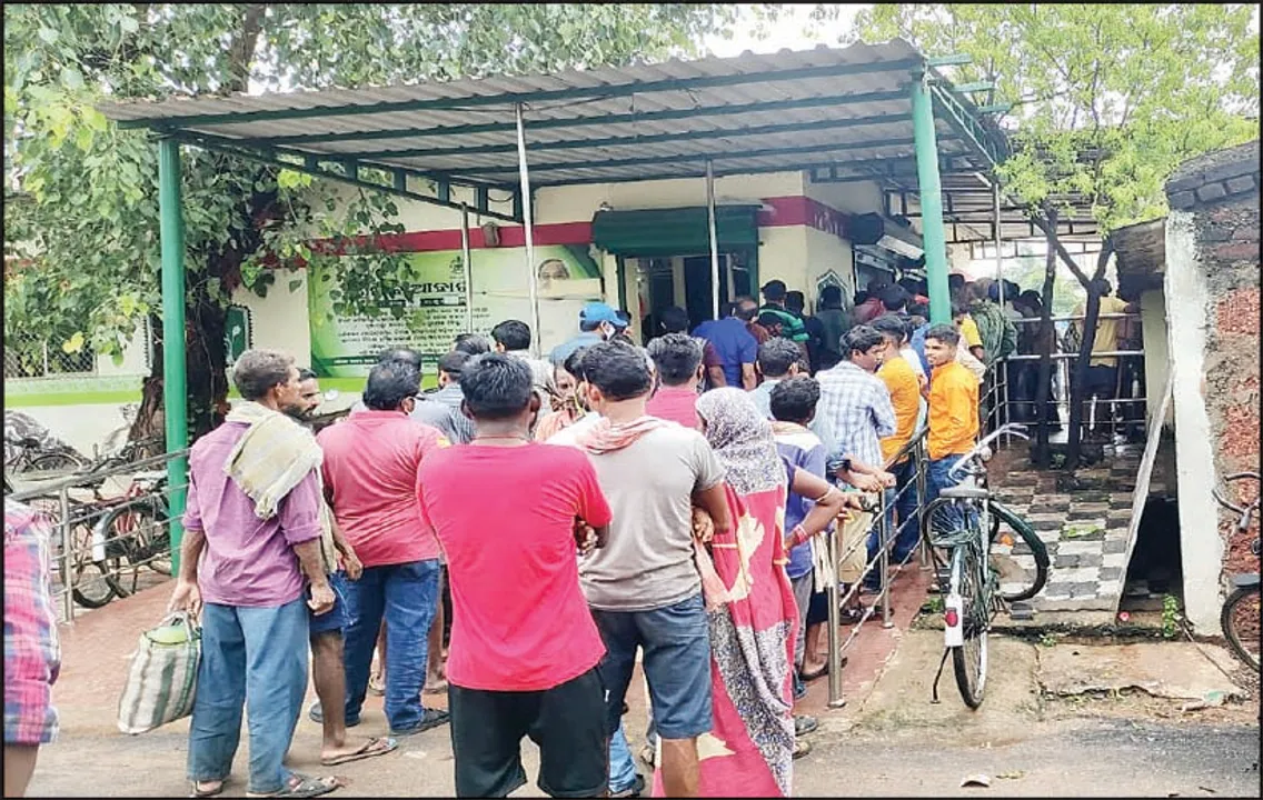  ଅଧଘଣ୍ଟାରେ ଆହାର କେନ୍ଦ୍ର ଖାଲି: ଫେରିଲେ ଶତାଧିକ ଶ୍ରମିକ