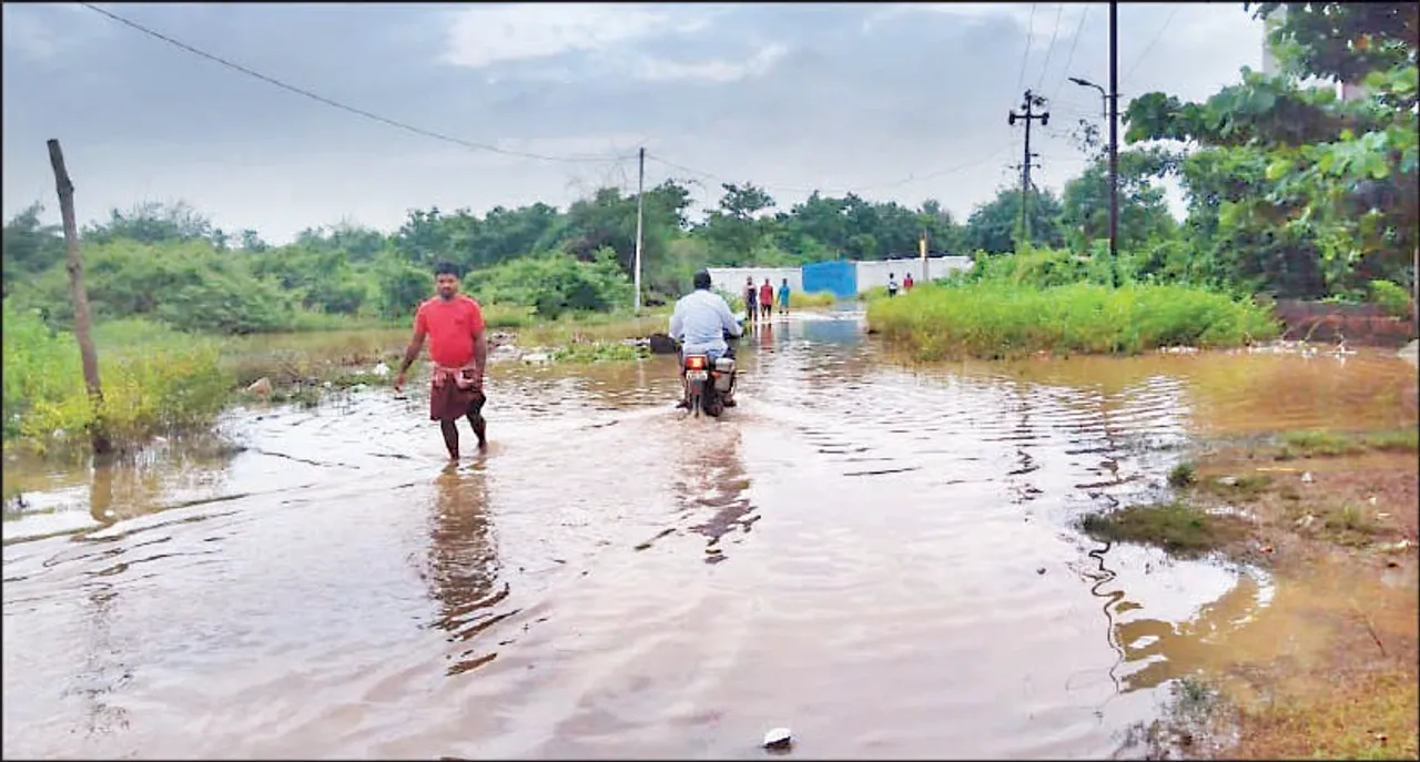  ୩ ଦିନ ହେଲା ୩୦୦ ପରିବାର ଜଳବନ୍ଦୀ: ରାସ୍ତାରେ ବନ୍ୟା, ଘରୁ ପାଣି ଶୁଖୁନି