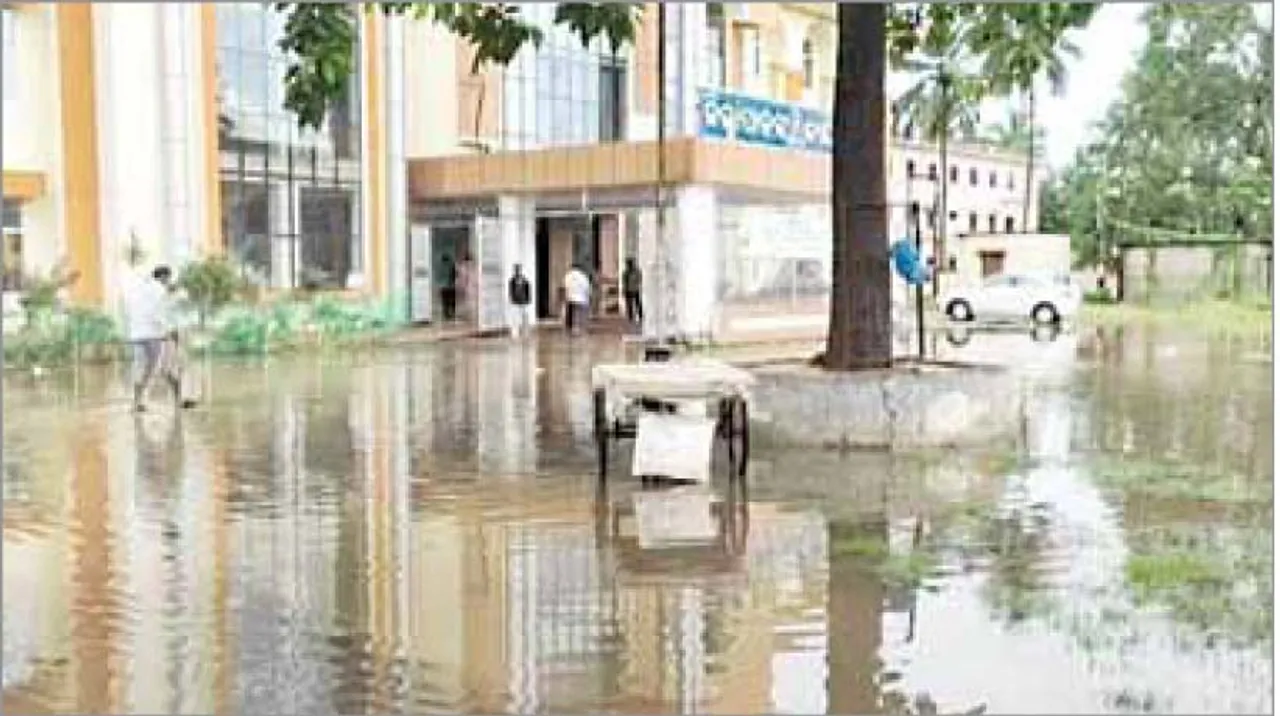  ଭଦ୍ରକ ଜିଲ୍ଲାପାଳଙ୍କ କାର୍ଯ୍ୟାଳୟ ବୁଡ଼ିଗଲା, ଡ୍ରେନ୍ ପାଣିରେ ଭାସୁଛି ସହର