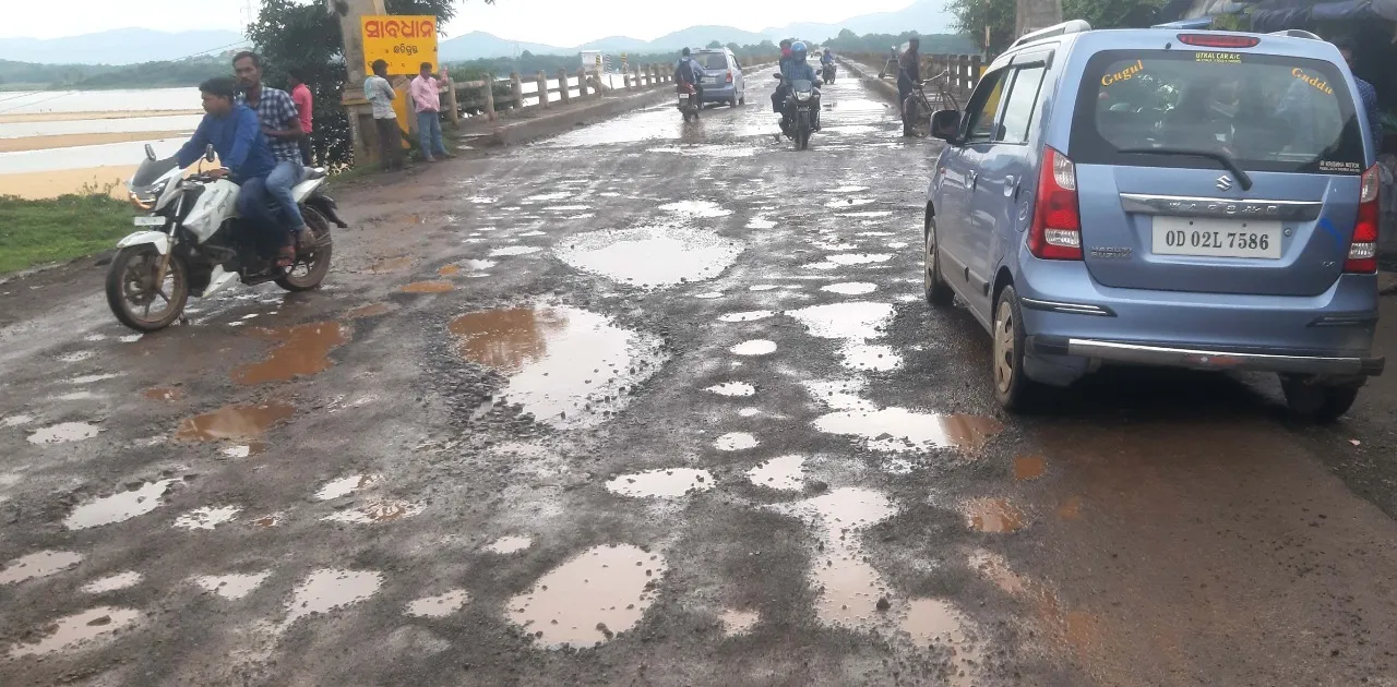  ଚଣ୍ତିଖୋଲ-ଡୁବୁରି ଜାତୀୟ ରାଜପଥ ଶୋଚନୀୟ; ପୋଲ ଉପରେ ଖାଲ