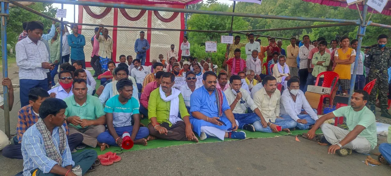  ଚାଷୀଙ୍କ ବିଭିନ୍ନ ସମସ୍ୟାର ସମାଧାନ ଦାବି, ଖଡ଼ିଆଳରେ ରାଜପଥ ଅବରୋଧ