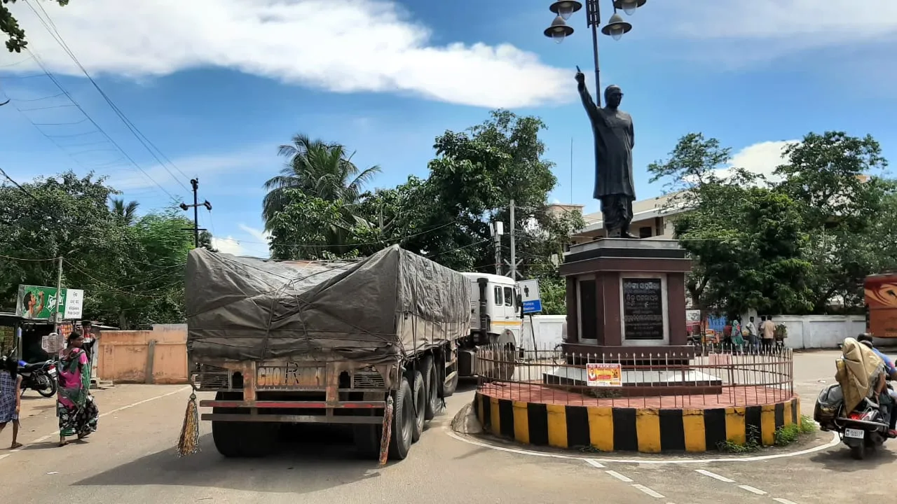  ଭାରୀଯାନ ଉପରେ ନାହିଁ ନିୟନ୍ତ୍ରଣ, ସହରରେ ଅବାଧ ପ୍ରବେଶ ସାଙ୍ଗକୁ ରାଜପଥ କଡରେ ଅବାଧ ପାର୍କିଂ