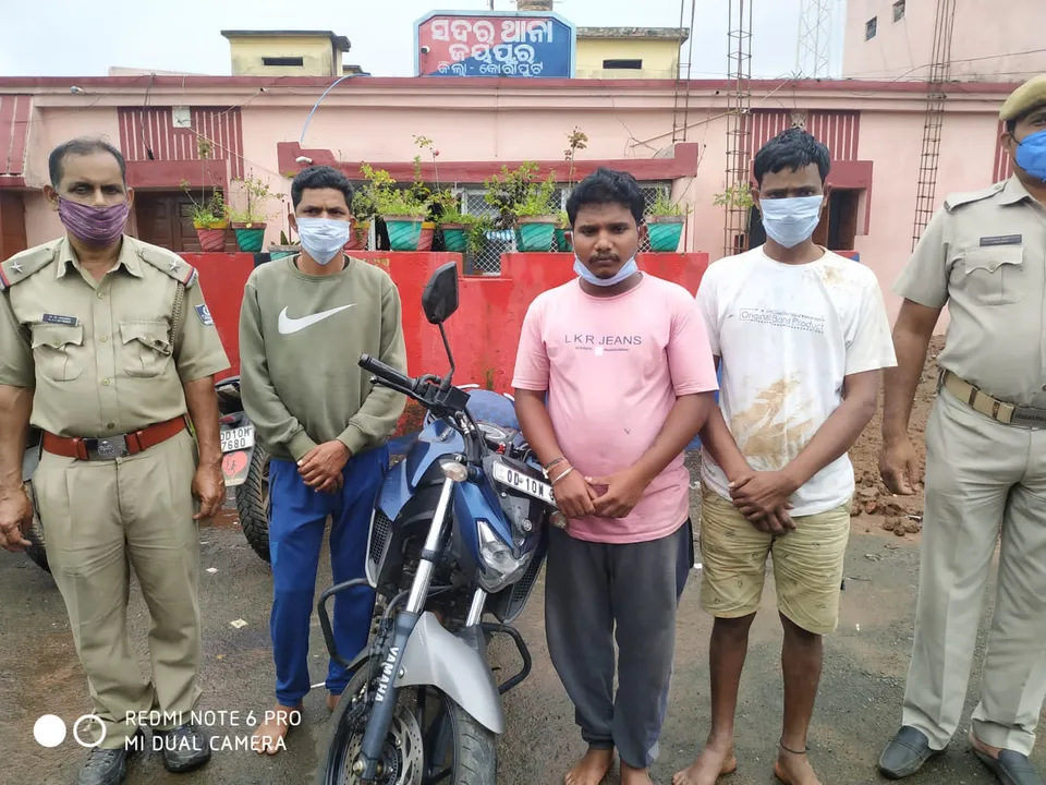  ଟ୍ରକରୁ ଧରାପଡିଲା ୧ କୋଟିର ଗଞ୍ଜେଇ, ୧ଲକ୍ଷ ୫୬ ହଜାର ଟଙ୍କା ସହ ୩ଟି ଗାଡି ଜବତ