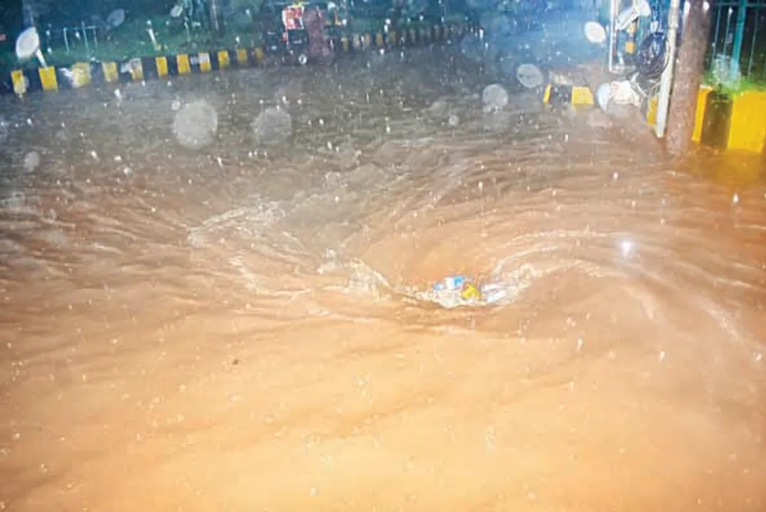  ଜୟଦେବବିହାର ଛକରେ ଭଉଁରୀ ଖେଳୁଛି ବର୍ଷାଜଳ 