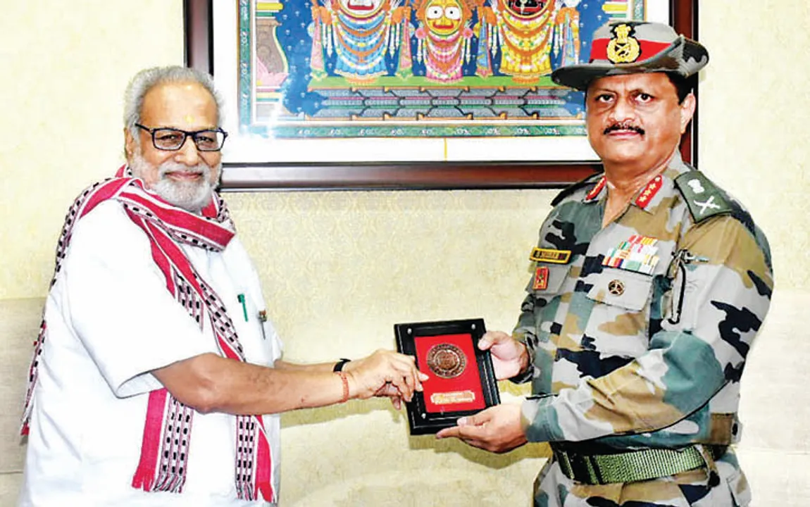  ସୈନିକ ସ୍କୁଲ ବୁଲିଲେ ଲିଟ୍ୟୁନାଣ୍ଟ ଜେନେରାଲ ଏସ୍. ମୋହନ