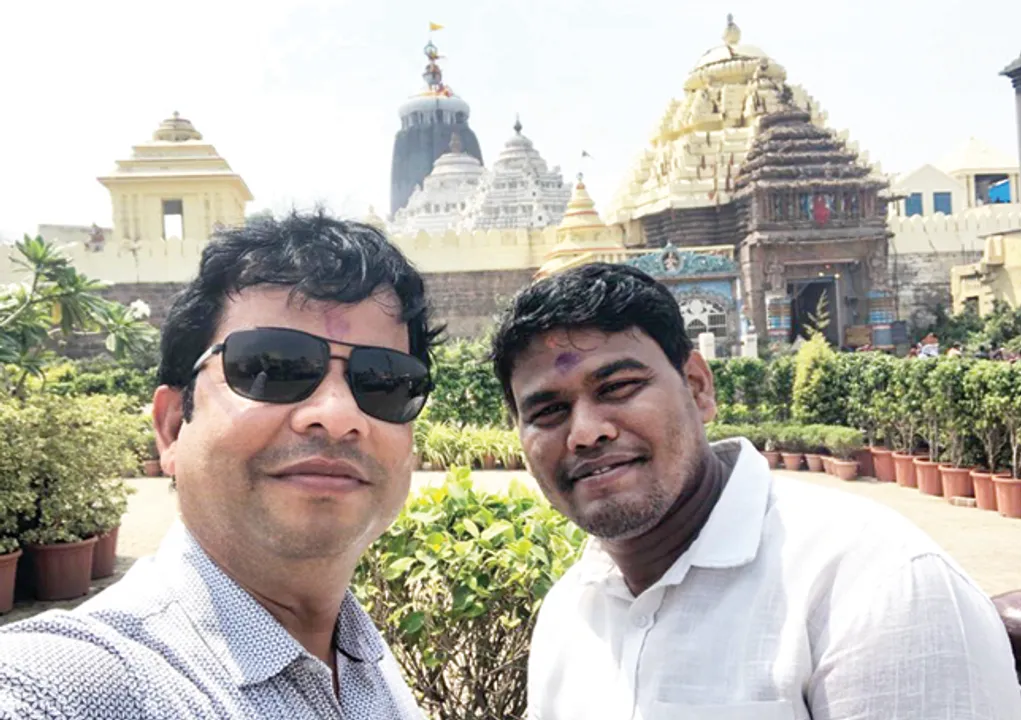  ଦୁଇ ହାତରେ ଉଡ଼ିବ ଗୁଡ଼ି