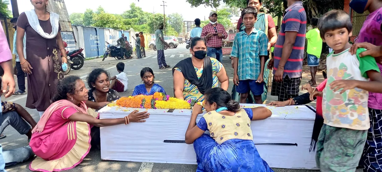  ସଡ଼କ ଦୁର୍ଘଟଣାରେ ମୃତକଙ୍କ ପରିବାରକୁ କ୍ଷତିପୂରଣ ଦାବି; ଶବ ରଖି ରାସ୍ତା ଅବରୋଧ, ଥାନା ଘେରାଉ