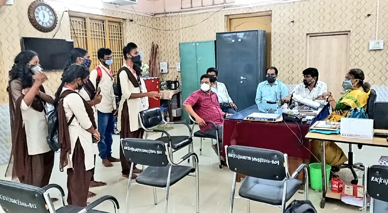  ରାୟଗଡ଼ା ସ୍ବୟଂଶାସିତ ମହାବିଦ୍ୟାଳୟରେ ଛାତ୍ର ଅଶାନ୍ତି, ଅନଲାଇନ୍ ପରୀକ୍ଷା ଦାବିରେ ଅଧ୍ୟକ୍ଷାଙ୍କୁ ଘେରିଲେ