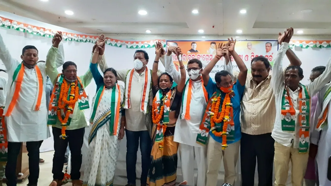  ଦୁଇ ବର୍ଷରେ ମୋହ ଭଙ୍ଗ; କଂଗ୍ରେସକୁ ଫେରିଲେ ଶତାଧିକ କର୍ମୀ, ପଞ୍ଚାୟତ ନିର୍ବାଚନ ପୂର୍ବରୁ ମକରନ୍ଦଙ୍କୁ ଶକ୍ତ ଧକ୍କା