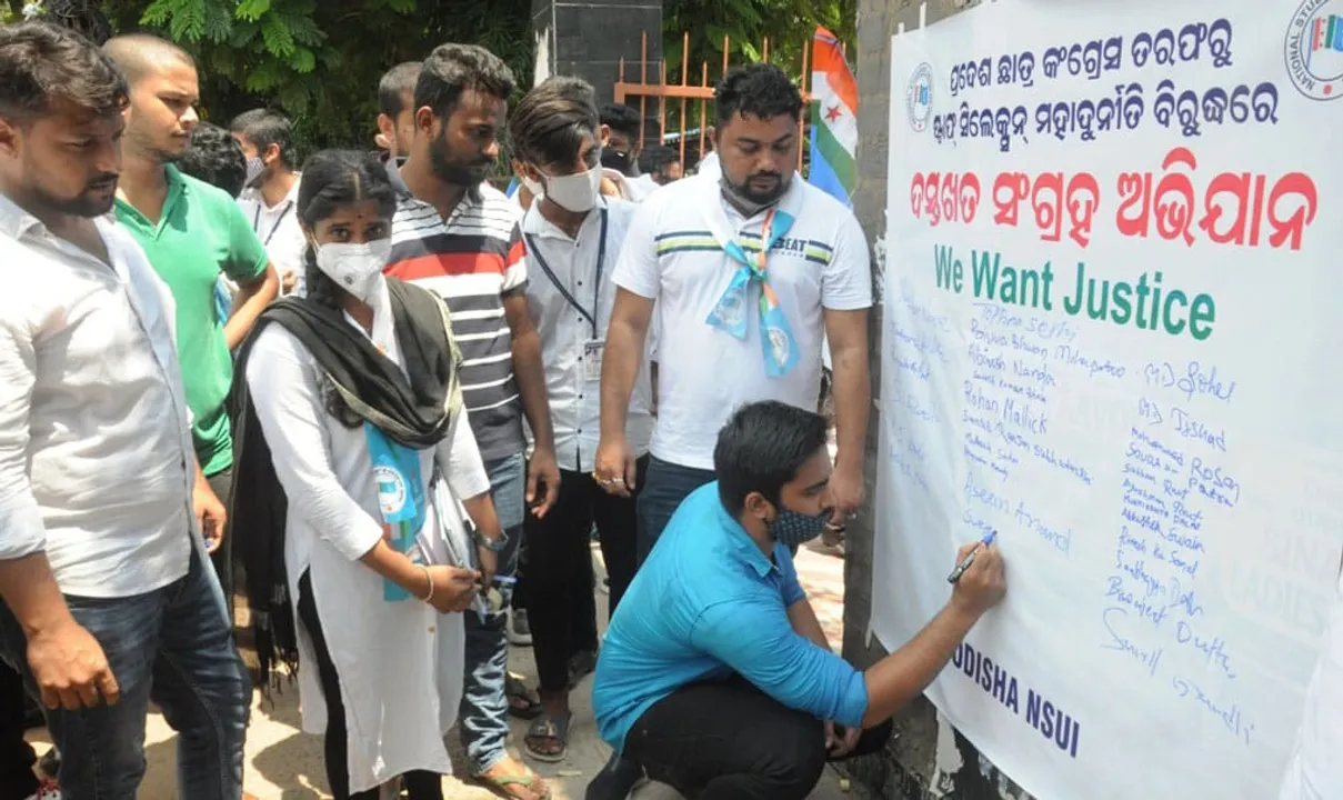  ରାଜ୍ୟ ସରକାରଙ୍କ ଚାକିରି ବିକ୍ରି ନୀତି ବିରୁଦ୍ଧରେ ଛାତ୍ର କଂଗ୍ରେସର ଦସ୍ତଖତ ଅଭିଯାନ